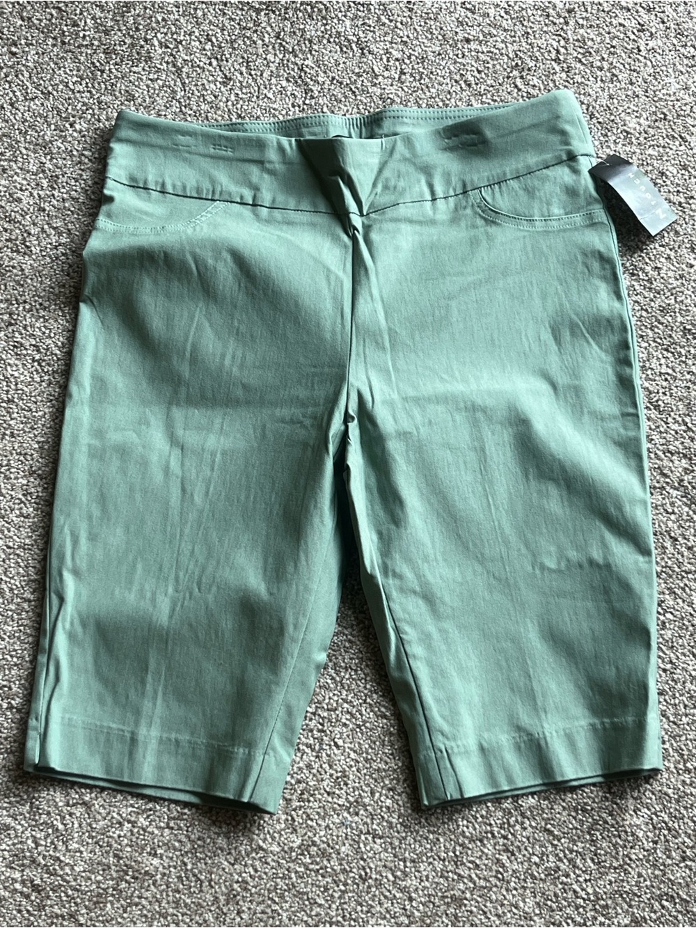 Ladies Medium Green Midrise Pull-On Bermuda Shorts by N Touch Brand New